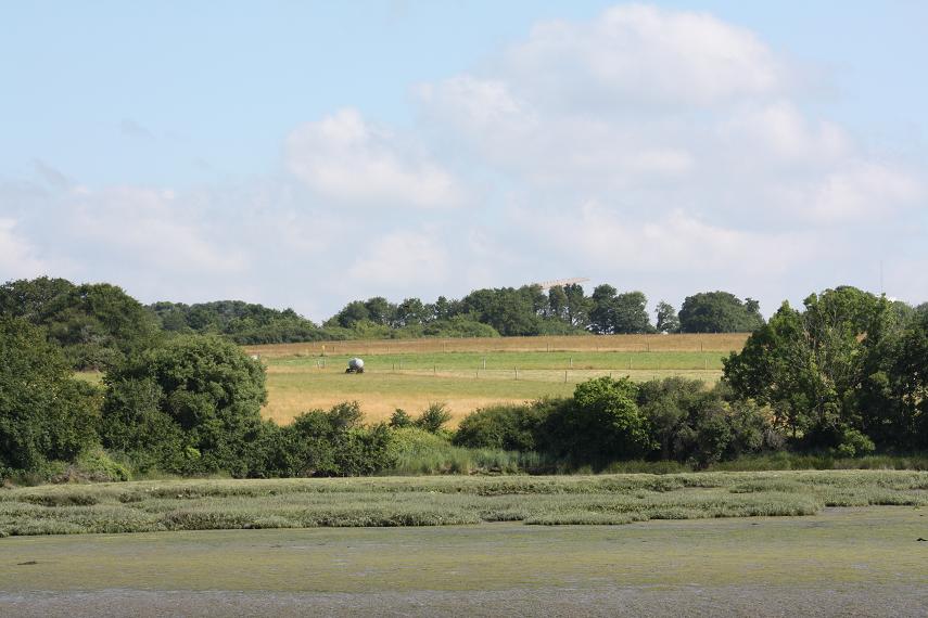 La campagne de l'autre côté du bras de mer de Conleau